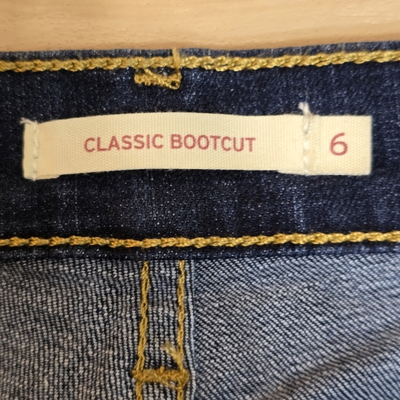 Levis Jeans Womens Size 6 W28 L32 Blue Classic Bootcut Dark Wash Denim MidRise - Picture 2 of 16